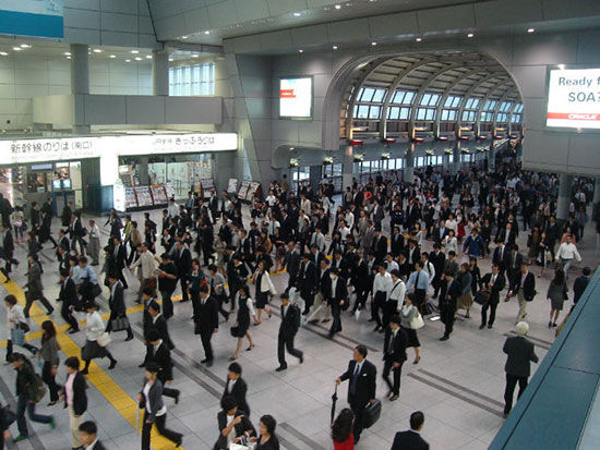 تایم لپسی جالب از شلوغی یک ایستگاه قطار در ژاپن