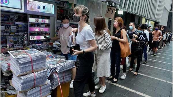 وداع مردم هنگ‌کنگ با روزنامه هوادار دموکراسی