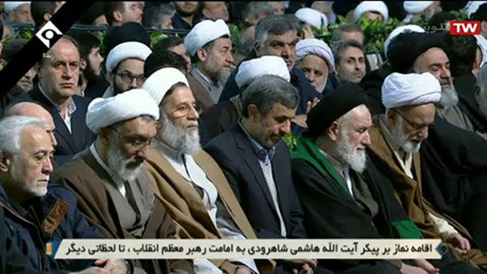 احمدی نژاد در اقامه نماز بر پیکر آیت‌الله شاهرودی
