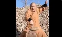 مردی که با دست‌های خود سنگ می‌شکند!