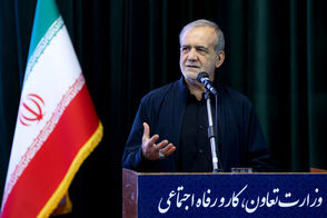 بنر نصب شده پشت سر پزشکیان جلب توجه کرد