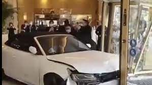 مشتری ناراضی با خودرو وارد لابی هتل شد! 