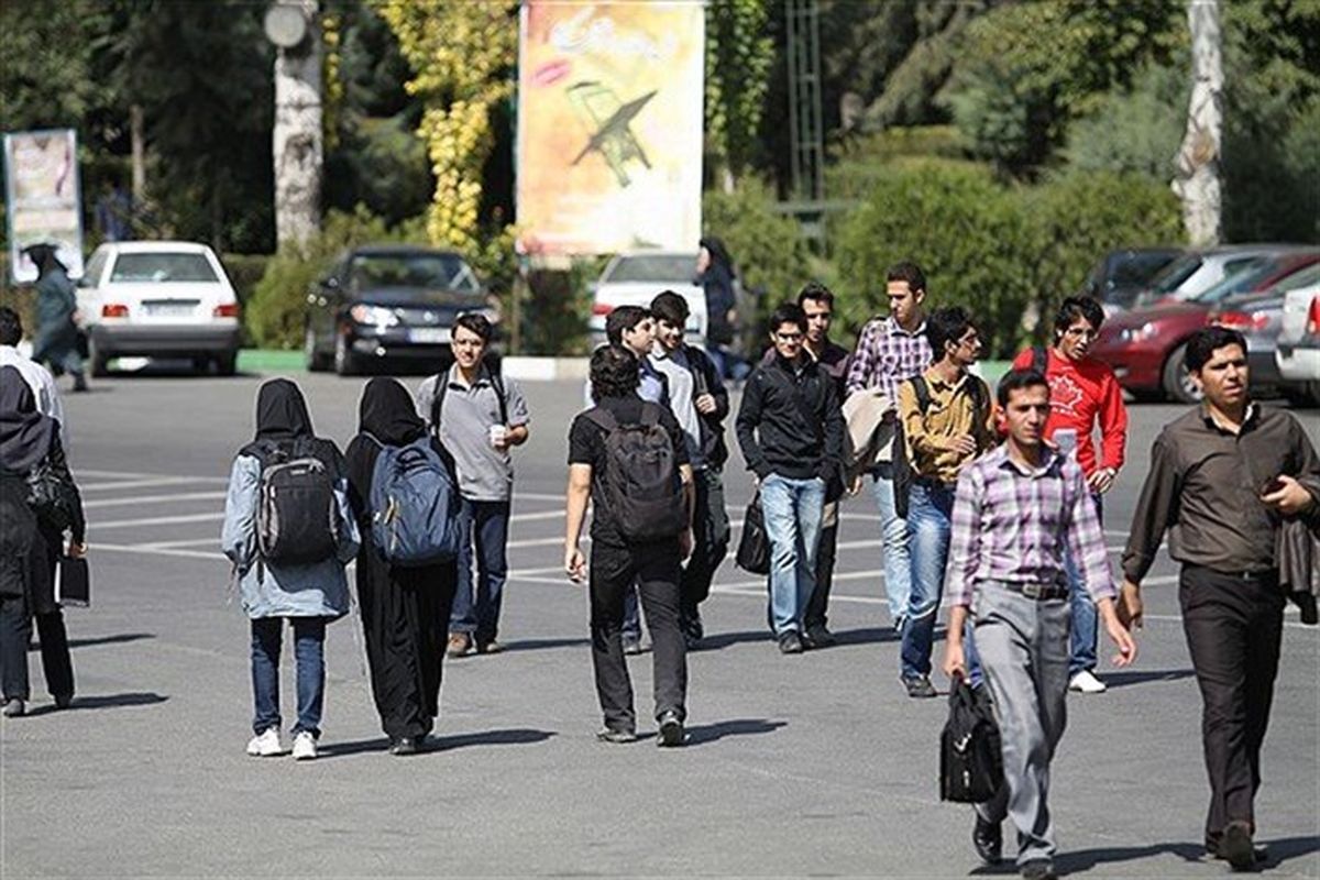   تیپ خاص دو دانشجوی دختر در سال ۷۵ جلب توجه کرد 