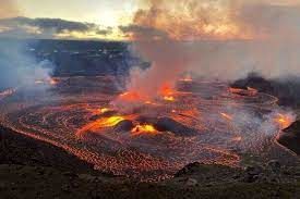نمایی ترسناک از دهانه آتشفشان فعال در هاوایی