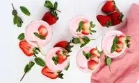 محلبی توت فرنگی؛ دسر عربی خوش رنگ و خوشمزه
