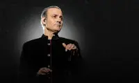 ویدئو غم‌انگیز از یک مرد گریان در کنسرت قربانی