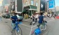 دوچرخه سواری که روی سرش مبل حمل می‌کند!