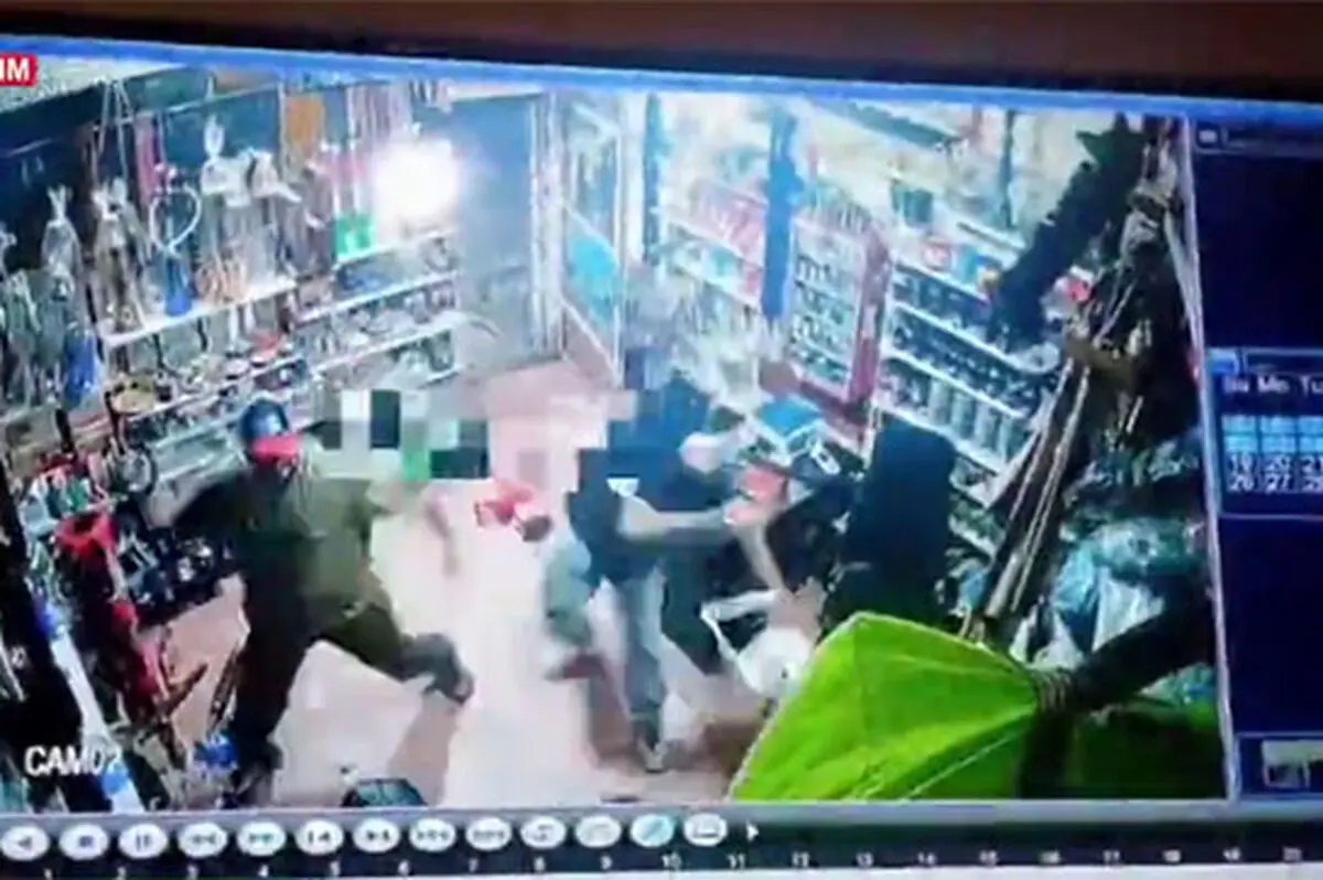 شمشیرکشی در سوپرمارکت؛ دست فروشنده قطع شد!