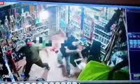 شمشیرکشی در سوپرمارکت؛ دست فروشنده قطع شد!
