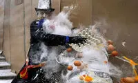 اسپانیایی‌ها با آرد، تخم‌مرغ و ترقه به جنگ خیابانی رفتند