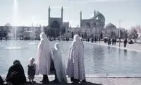 عکس چند خانم در میدان نقش جهان در دهه۵۰ 