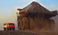 تصویری از هیولای غول‌پیکر بلاز کنار یک کامیون معمولی