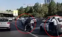 لحظه سرقت وحشتناک از یک خانم در اتوبان همت 
