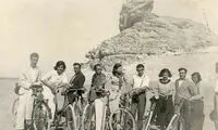 قابی قدیمی از رکاب‌زنی دختران و پسران در  سال 1319