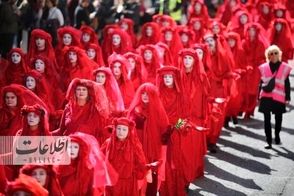 عزاداری اعتراضی زنان با لباس‌های ترسناک در خیابان