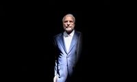 بوسه قالیباف بر چادر مادر شهید خورشیدی