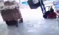 لحظه وحشتناک سقوط بار لیفتراک بر روی کارگر بدشانس!
