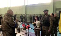 جشن عقد دو نظامی اوکراینی در میان همرزمان