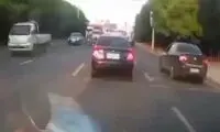 لحظه برخورد موتور سه چرخ با خودرو شاسی بلند