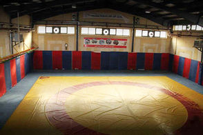 تصاویر قمه‌کشی هولناک در سالن کشتی نهاوند