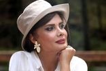 ژست سیگار به دست عاطفه رضوی با لباس‌های سلطنتی!