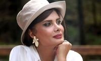 ژست سیگار به دست عاطفه رضوی با لباس‌های سلطنتی!