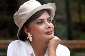 ژست سیگار به دست عاطفه رضوی با لباس‌های سلطنتی!