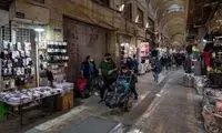 عکس غافلگیرکننده روی ویترین یک فروشنده لباس در تهران