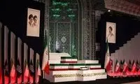 تصویری از فرزندان رهبر شهید در صف اول نماز