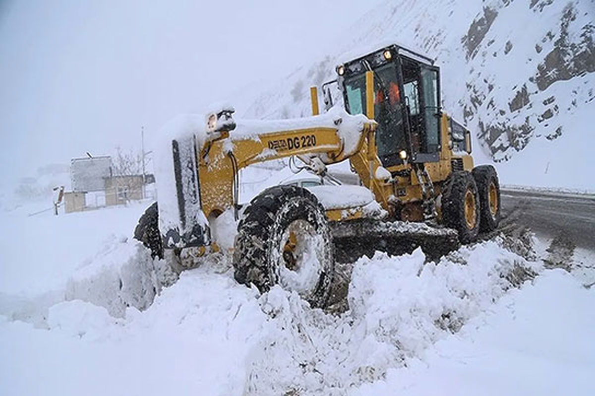 سقوط لودر به داخل دره در هنگام پاکسازی جاده برفی