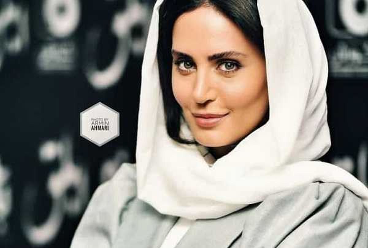   ژست هنری الناز شاکردوست در یک کافه زیبا 