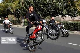 اقدام این نوجوان موتورسوار در خیابان وایرال شد
