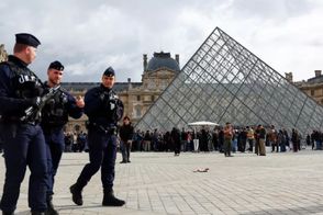 تصویری که از سارقان جذاب موزه لوور وایرال شد