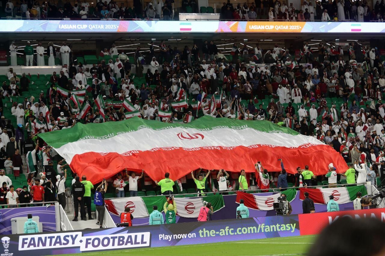 دعاهای یک مادر از داخل ورزشگاه برای برد ایران