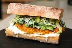 ساندویچ سزار مرغ سوخاری؛ ترد و خوشمزه