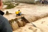 لحظه سقوط پیک موتوریِ مشهدی در سیل 