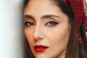 عکس‌های آتلیه‌ای هستی مهدوی‌فر با لباس گلدار