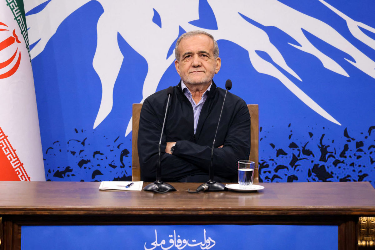 شرق: چرا پزشکیان به جای گوشدادن، حرف میزند؟