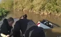 نجات نفس‌گیر یک زن گیر کرده در خودروی غرق شده
