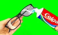 روشی شگفت‌انگیز برای تمیز کردن و جلا دادن شیشه عینک 