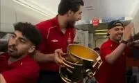 رقص تراکتوری‌ها با جام قهرمانی لیگ در هواپیما