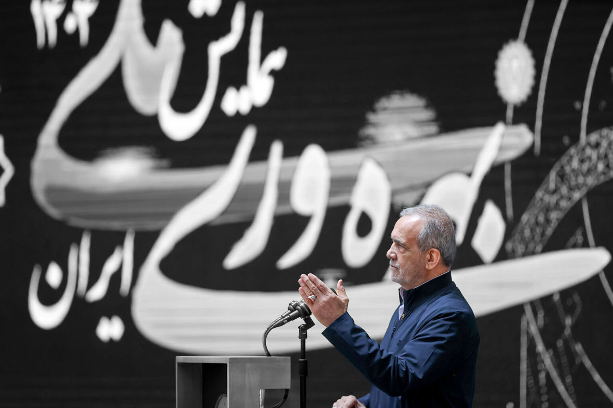   قاب جالب از پزشکیان در مراسم امروز 