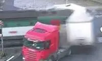 وحشت و فرار راننده سواری چند ثانیه پیش از فاجعه