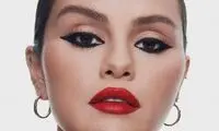 ژست خیره‌کننده سلنا گومز با آرایش غلیظ