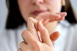 قولنج شکستن؛ عادتی بی‌ضرر یا خطری پنهان؟