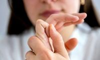 قولنج شکستن؛ عادتی بی‌ضرر یا خطری پنهان؟