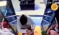 پیاده شدن یک زن از اتوبوس درحال حرکت! 
