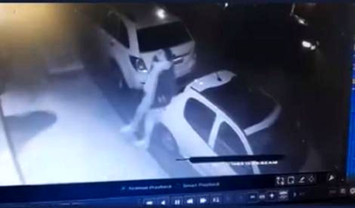 لحظه سرقت شبانه لاستیک خودرو در خیابانهای تهران