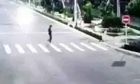 تصادف وحشتناک سه خودرو به خاطر عابر پیاده!