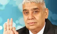 مردی که این روزها پایش را در هند می‌بوسند، کیست؟